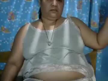 MILF con sus grandes tetas provocando en la cámara en casa